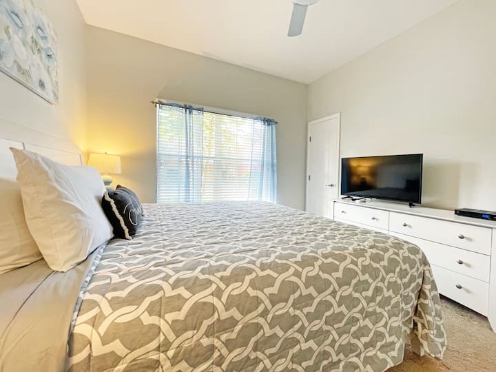 Dormitorio en el primer piso con cama tamaño king, baño completo, TV por cable inteligente, armarios y decoración actualizada de finales de 2022.