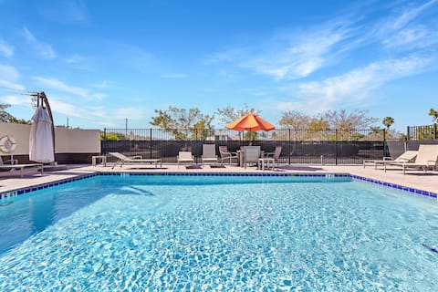 Modern Oasis pool paradise