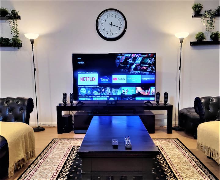 70-инчен телевизор со Amazon Fire стап. Вклучува Netflix. Гледајте стотици филмови бесплатно!