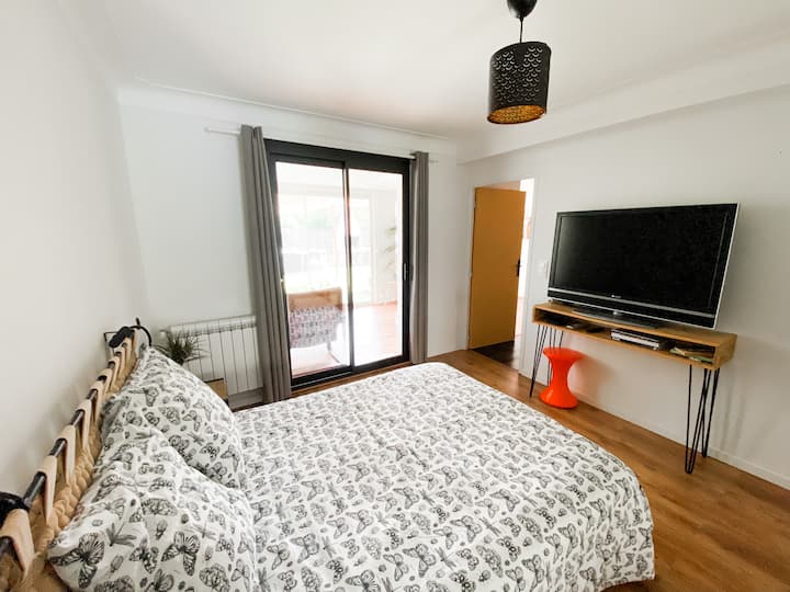 Sovrum 1 med dubbelsäng 140x190, TV med TV-box, vikfönster som öppnar till verandan, gott om förvaring
