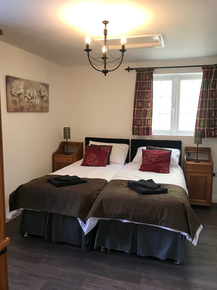 Ground floor twin en suite bedroom which is perfect for guests who prefer not to have to go upstairs to bed.