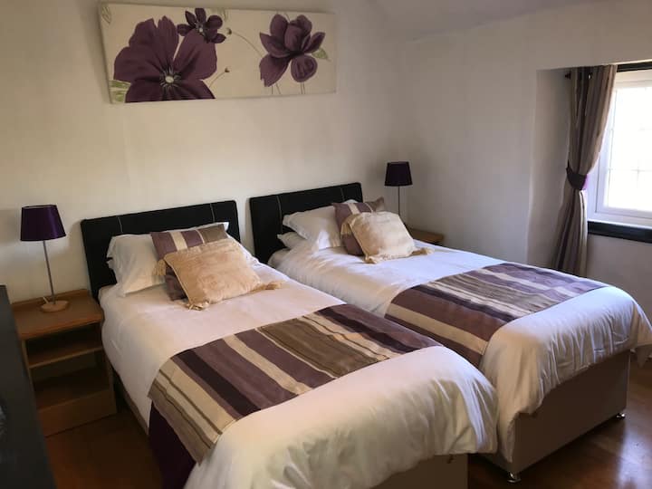 Twin bedroom