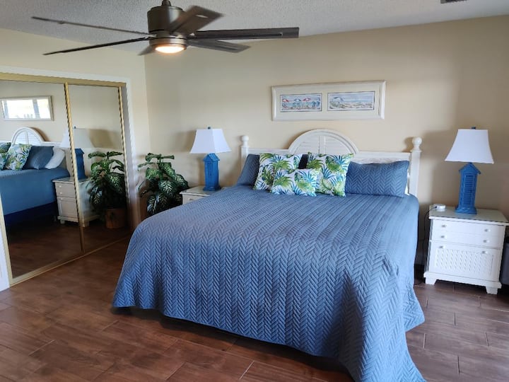 ห้องนอนหลักกว้างขวางพร้อมเตียงคิงไซส์