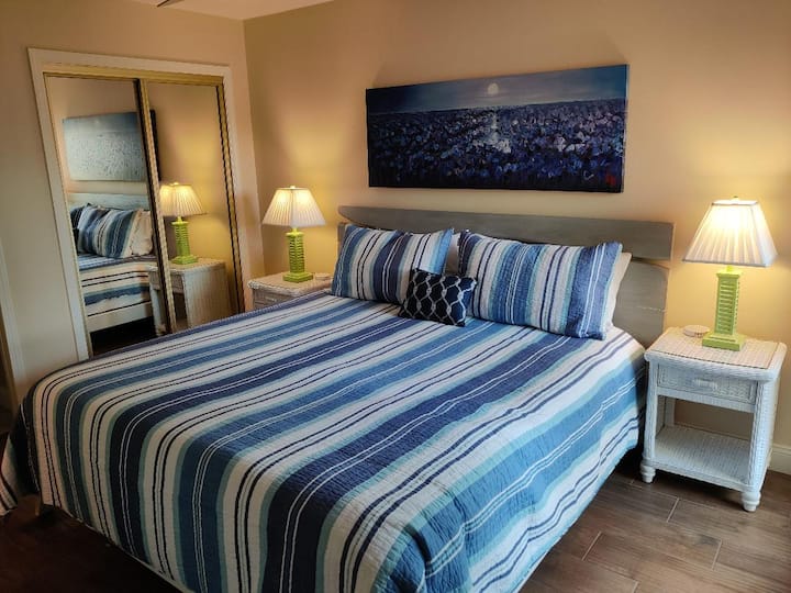 ห้องนอนรองพร้อมเตียงคิงไซส์และฟูกนอนแบบใหม่