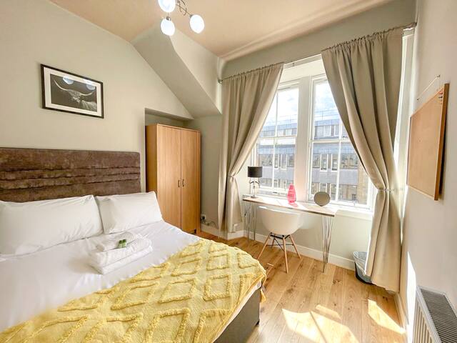 Charming 3 Bed Apartment in The Old Town gallery image 2