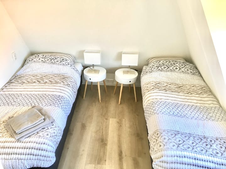 Bedroom 2, 2 single beds 80x200