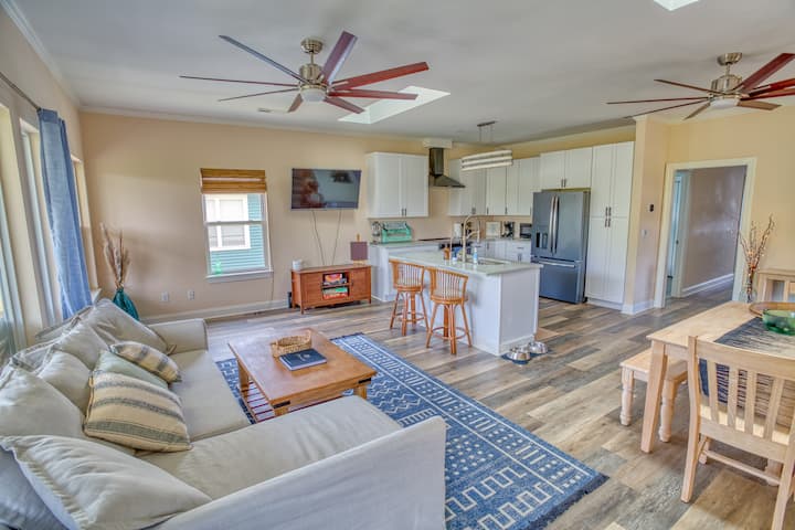 Living room, kitchen and dining area.