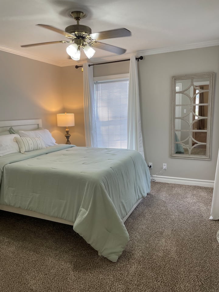 Dormitorio 1 - Habitación trasera
Todas las sábanas lavadas (incluidos los edredones) después de cada huésped. 
También las sábanas pueden ser de diferentes colores dependiendo de cuánto tiempo duran debido a numerosos lavados. 