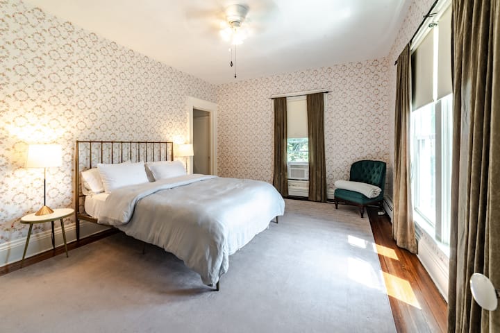 غرفة نوم بسرير بحجم كبير في الطابق الثاني شرقًا