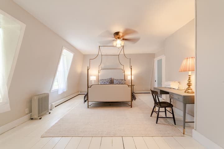 غرفة نوم بسرير بحجم كوين في الطابق الثالث غرب