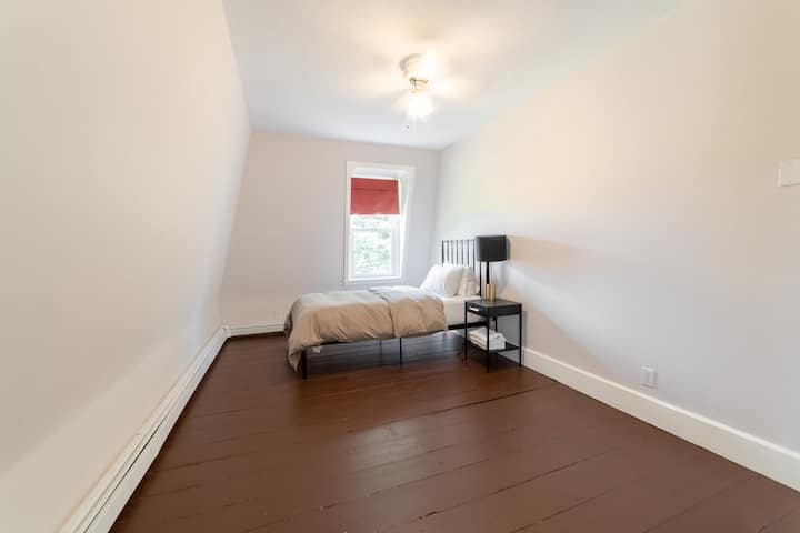 غرفة نوم واحدة في الطابق الثالث