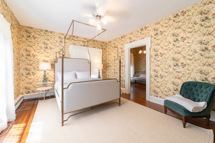 غرفة نوم بسرير بحجم كبير في الطابق الثاني شمالًا