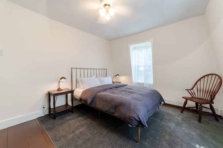 غرفة نوم بسرير بحجم كبير في الطابق الثالث شرقًا