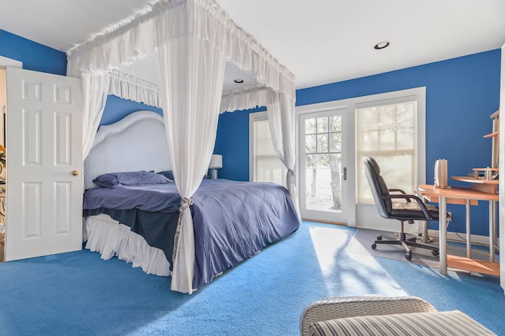 לפעמים יש צורך בעבודה ויש לנו שולחן עם נוף כדי לתת לכם השראה בזמן שאתם מסיימים לעבוד.