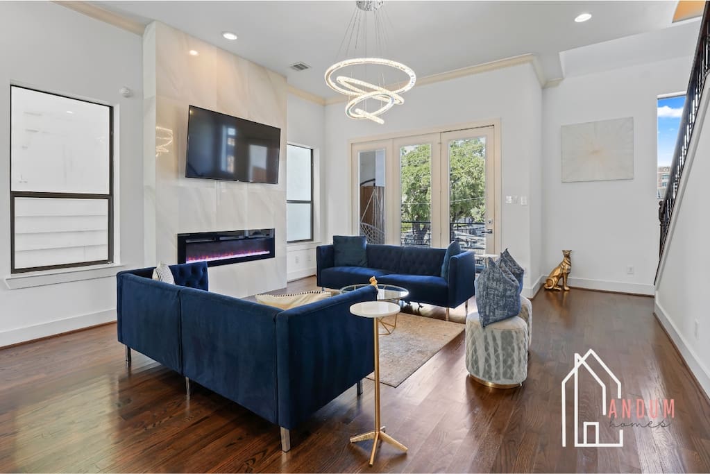 Airbnb Skyline Elegance: Chic Midtown Home with Rooftop