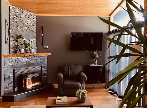Top Airbnb: Classic Mountain Home with Hot Tub ~ Pet Friendly! in Golden