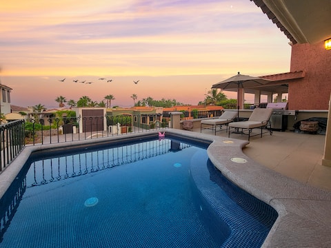 Gorgeous Large Home Close to Water & Private Pool