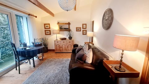Top Airbnb: Beautiful Cottage - Perfectly Located! in Kendal