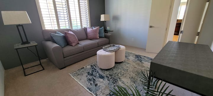 Tout nouveau canapé-lit, bureau, rehausseur wifi, peut être utilisé comme chambre et bureau. 