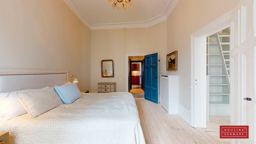 Traditional and central luxury apartment gallery image 2