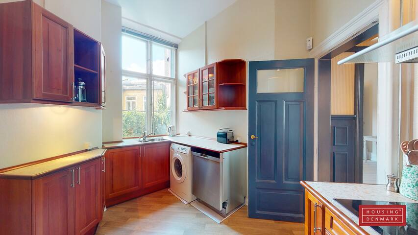 Traditional and central luxury apartment gallery image 3