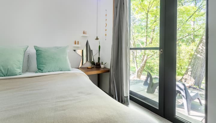 chambre au premier étage avec patio adjacent et salle de bain attenante/photo : Derek Walker