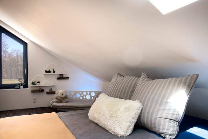 chambre junior au deuxième étage, lucarne, avec vue sur l'étang et le champ de chevaux
