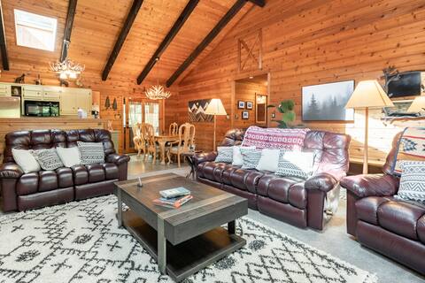 Stylish Log Cabin Getaway in the Pocono Mountains