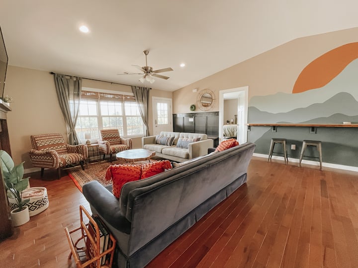 Bright+Airy Cottage w/Mtn views, Spa, 20min to DT Houses for Rent in