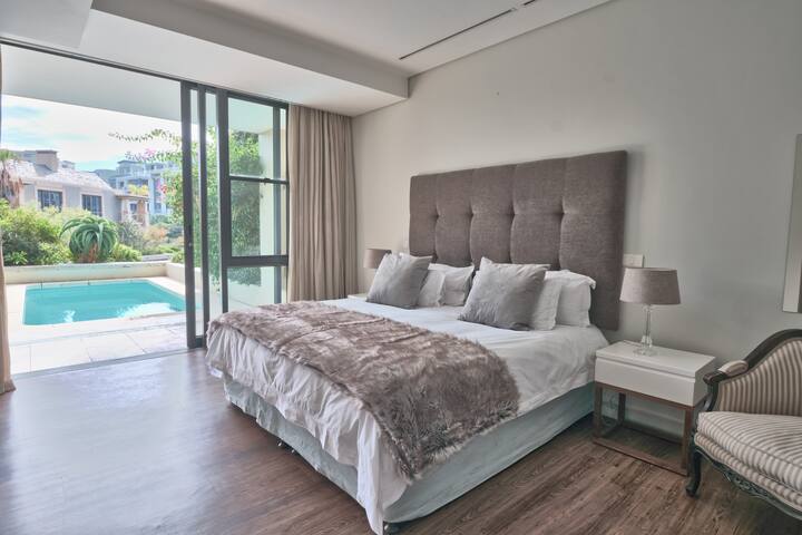 Luxury, large 3 bed 3 bath flat in secure estate gallery image 3