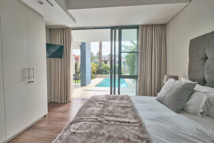 Luxury, large 3 bed 3 bath flat in secure estate gallery image 4