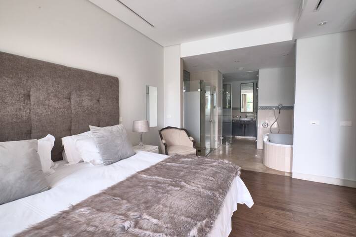 Luxury, large 3 bed 3 bath flat in secure estate gallery image 5