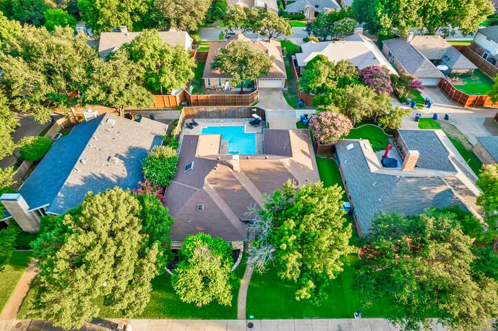 Luxury House with Heated Pool and Spa, 4 Bedrooms gallery image 4