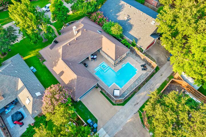 Luxury House with Heated Pool and Spa, 4 Bedrooms gallery image 5