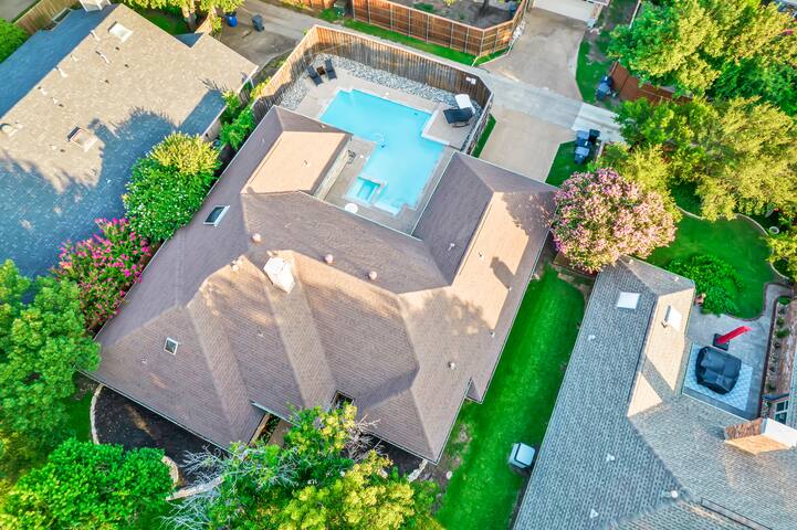 Luxury House with Heated Pool and Spa, 4 Bedrooms gallery image 3