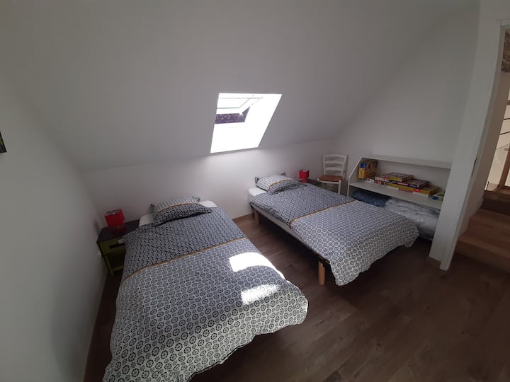 Chambre double  avec coin jeu pour les enfants.