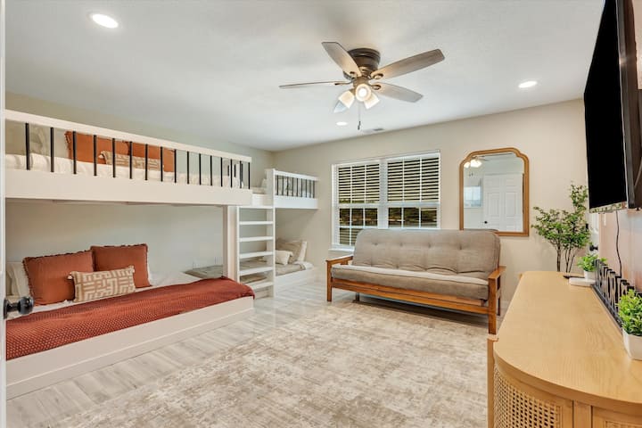 Che siano bambini, cugini o la tua festa di nozze... tutta la banda si adatta a questa enorme camera da letto con 2 letti matrimoniali, 4 letti singoli e un futon. 