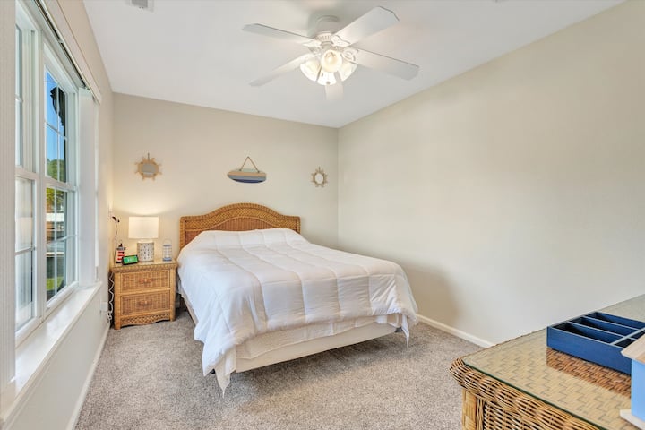 Camera da letto queen-size nel seminterrato