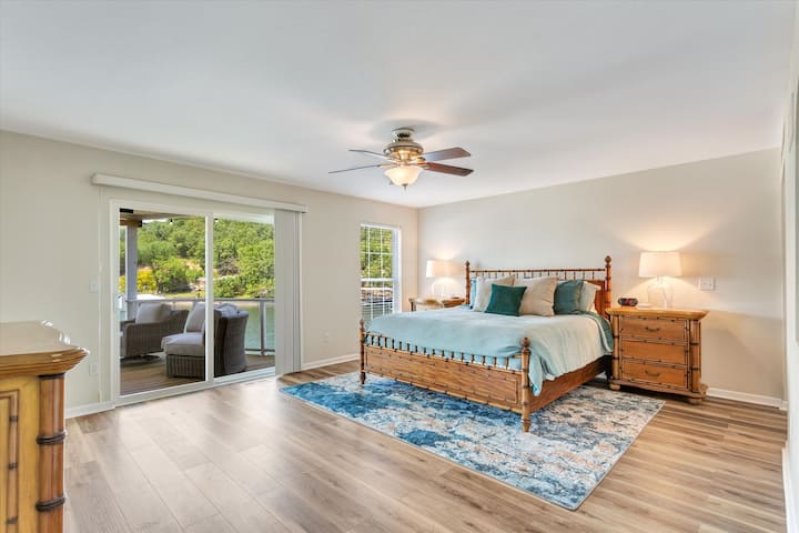 Ampia camera da letto matrimoniale con letto king-size e accesso al terrazzo