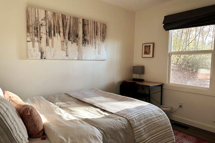 Dormitorio tamaño queen con escritorio.