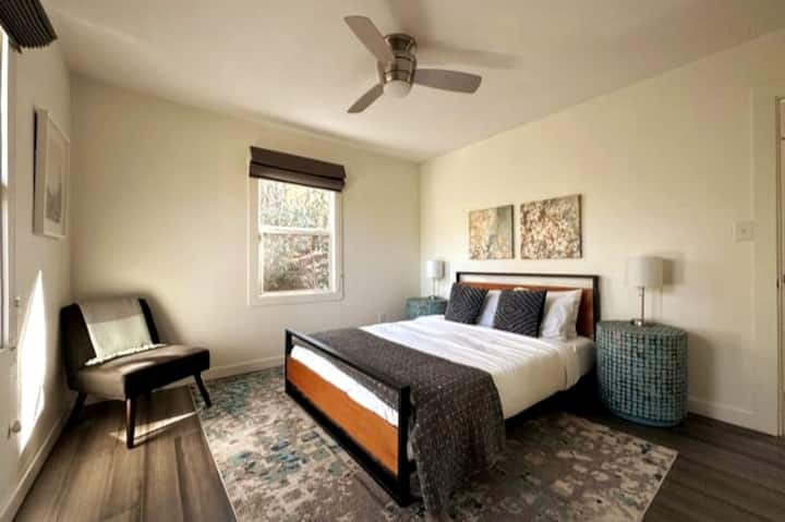 Cómodo dormitorio principal con baño adjunto.