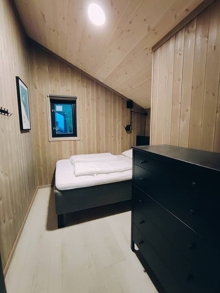 150cm wide bed on the 2nd floor. A cozy small bedroom with room for 1 large or 2 small people. 