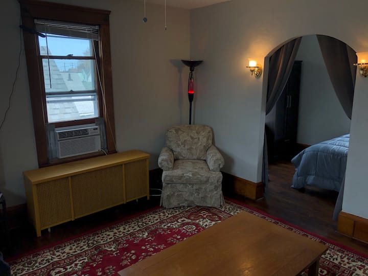 Cozy Vintage  Asiatown Upstairs Apartment - Cleveland, OH