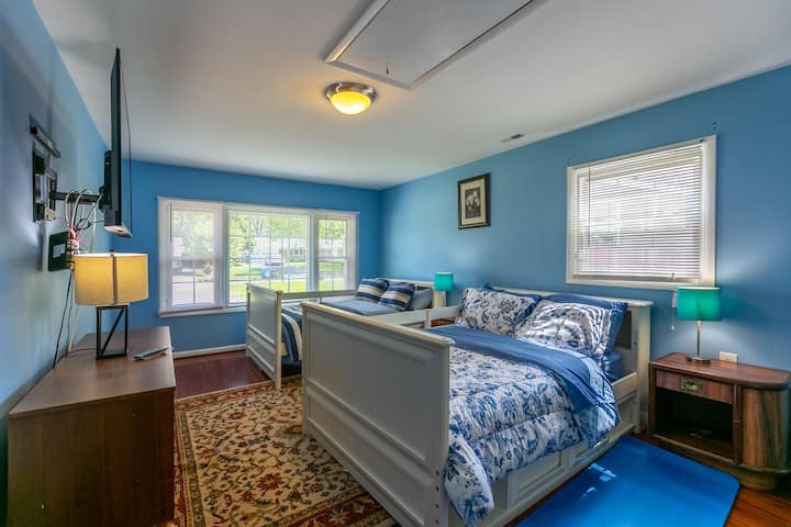 Dormitorio número3 con TV de pantalla plana