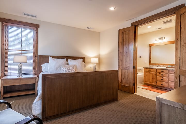 родителска спалня с излаз към банята