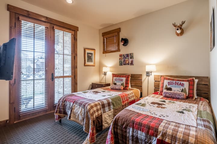 стая за гости с две отделни легла с френски врати, които се отварят към долния самостоятелен вътрешен двор