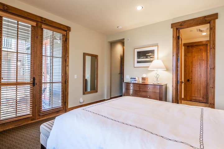 стая за гости с бюро и голям килер