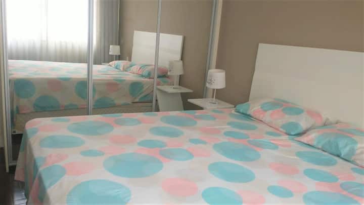 Sé Ipanema: dormitorio principal con cama doble tamaño queen y armario con puertas correderas.