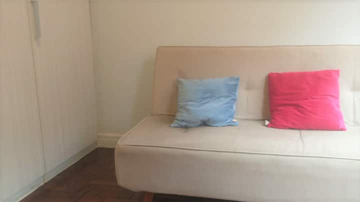 Be Ipanema - Habitación de apoyo con sofá cama doble y armario.