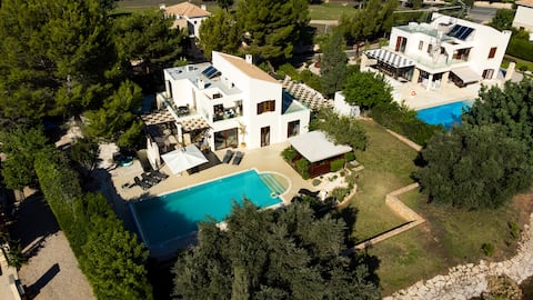 Villa Eleaina  5 Bed luxury with  heated pool.